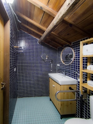 Signature Room, Multiple Beds, Ensuite | Bathroom | Shower, free toiletries, hair dryer, slippers - 22alleys (Magong)