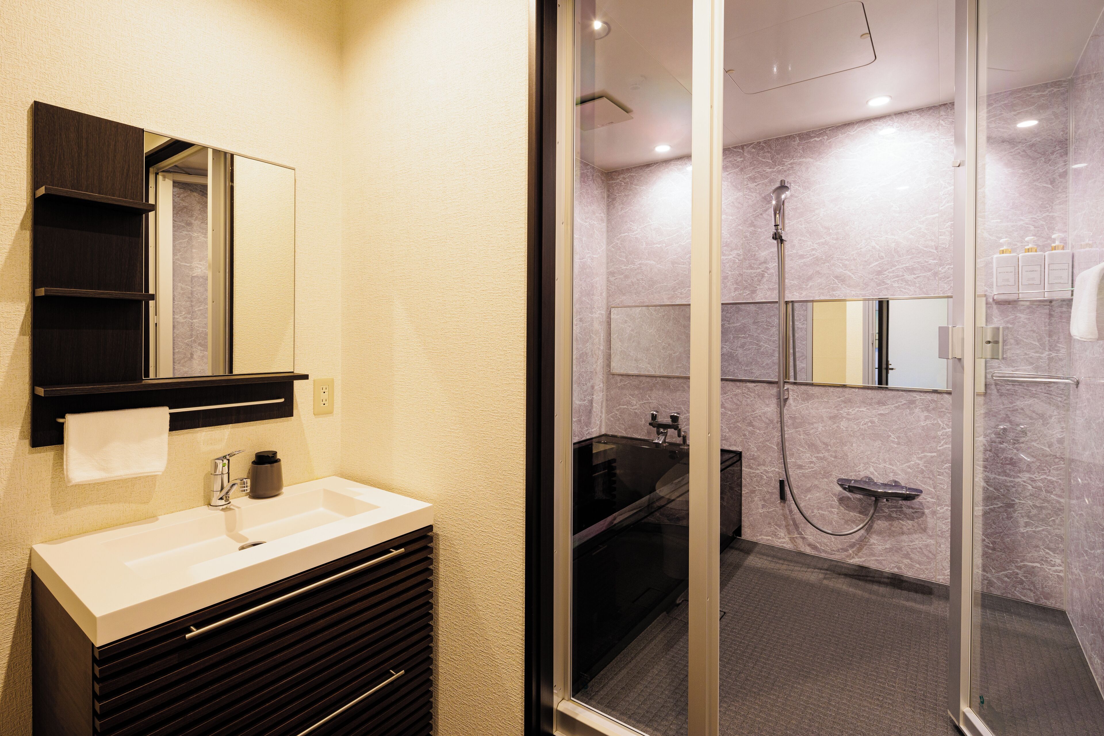 Apartment, 4 Bedrooms (Happo) | Bathroom | Combined shower/tub, deep soaking tub, free toiletries, hair dryer