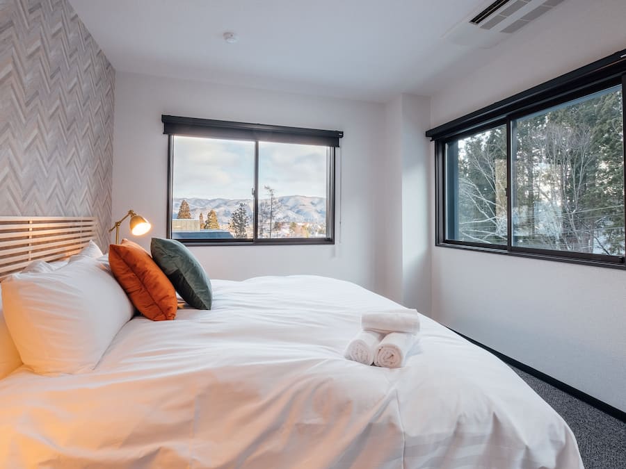 Surmatelas, fer et planche à repasser, lits bébé (gratuits)