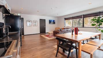 Full-sized fridge, microwave, stovetop, dishwasher