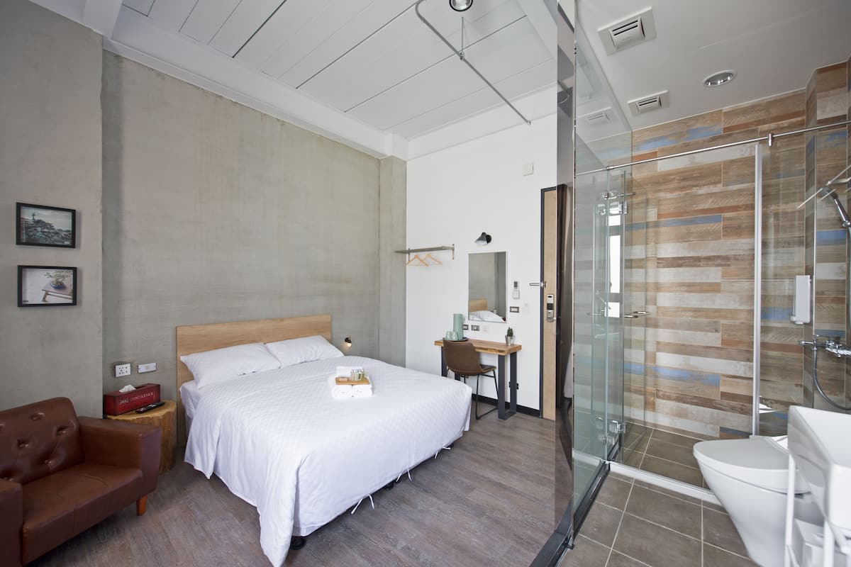 Habitación doble Deluxe, tina | Escritorio, cortinas blackout, wifi gratis y ropa de cama