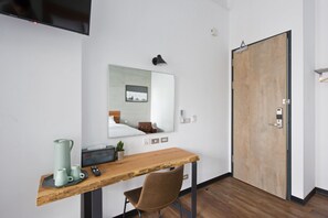 頂級雙人房, 1張特大雙人床, 浴缸 (有吸菸陽台)  | 書桌、遮光窗簾/窗簾、免費 Wi-Fi、床單