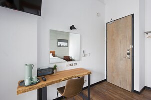 頂級雙人房, 1張特大雙人床, 浴缸 (有吸菸陽台)  | 書桌、遮光布/窗簾、免費無線上網、床單