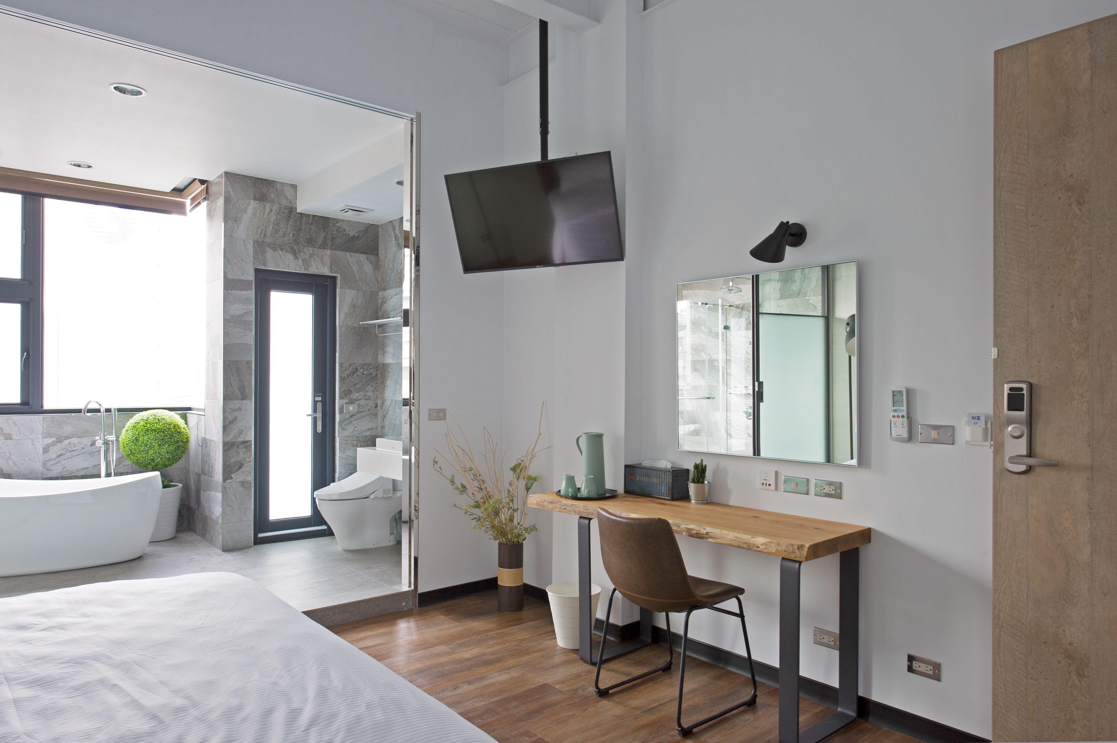 Un baño moderno con bañera, inodoro y zona de ducha.