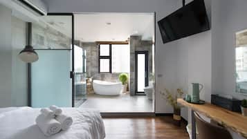 Doppia Premium, 1 letto king, vasca da bagno | Una scrivania, tende oscuranti, Wi-Fi gratuito, lenzuola