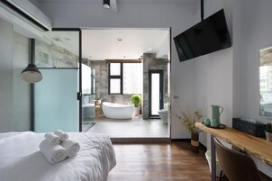 頂級雙人房, 1張特大雙人床, 浴缸 (有吸菸陽台)  | 書桌、遮光布/窗簾、免費無線上網、床單