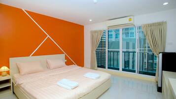 Studio | Desk, blackout curtains, rollaway beds, free WiFi