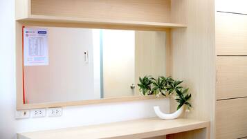 Studio | Desk, blackout curtains, rollaway beds, free WiFi