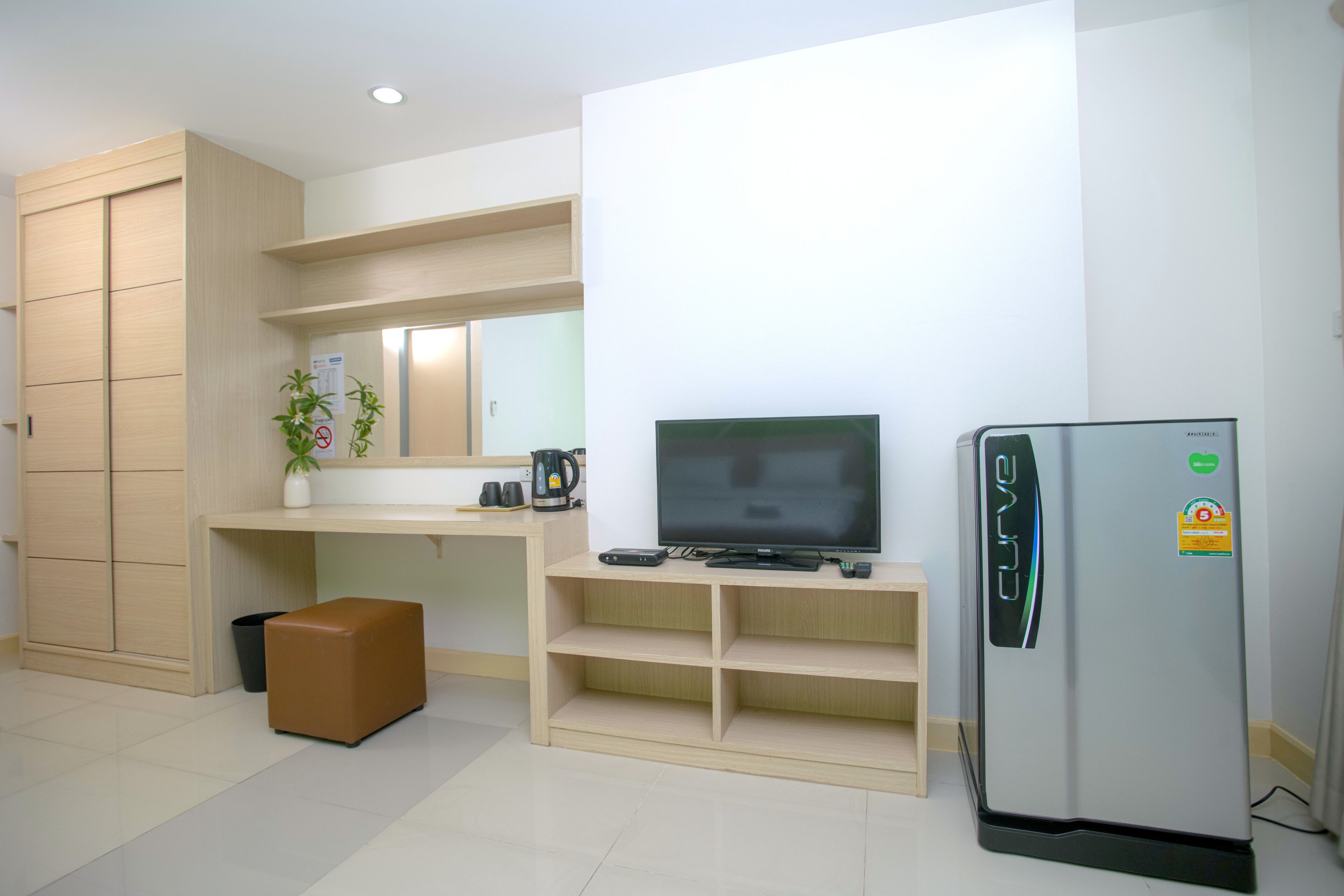 studio | desk, blackout curtains, rollaway beds, free wifi