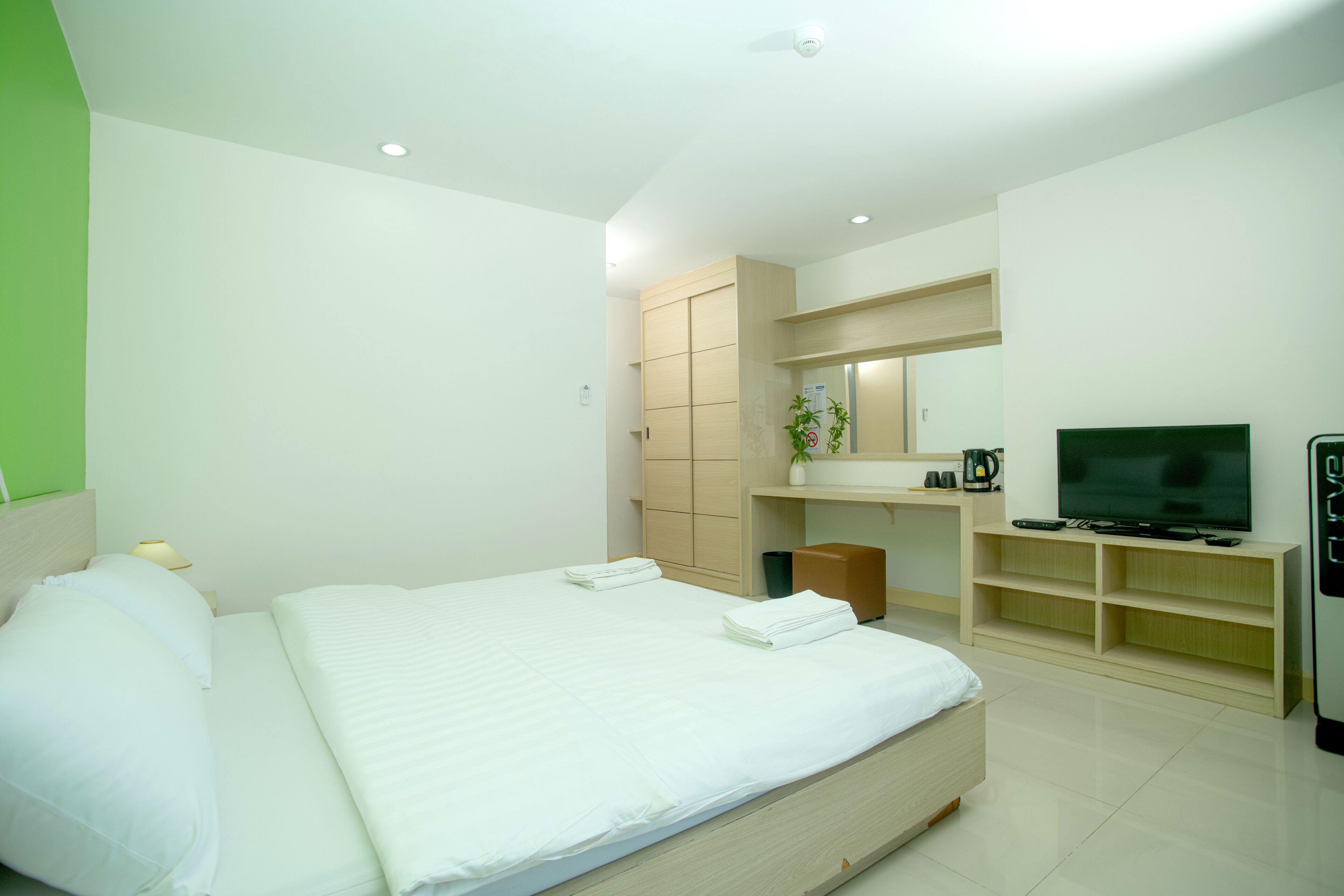 Studio | Desk, blackout curtains, rollaway beds, free WiFi