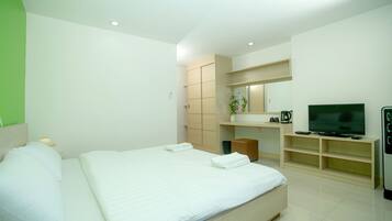 Studio | Desk, blackout curtains, rollaway beds, free WiFi