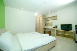 Studio | Bàn, màn/rèm cản sáng, giường gấp/giường phụ (phụ phí)