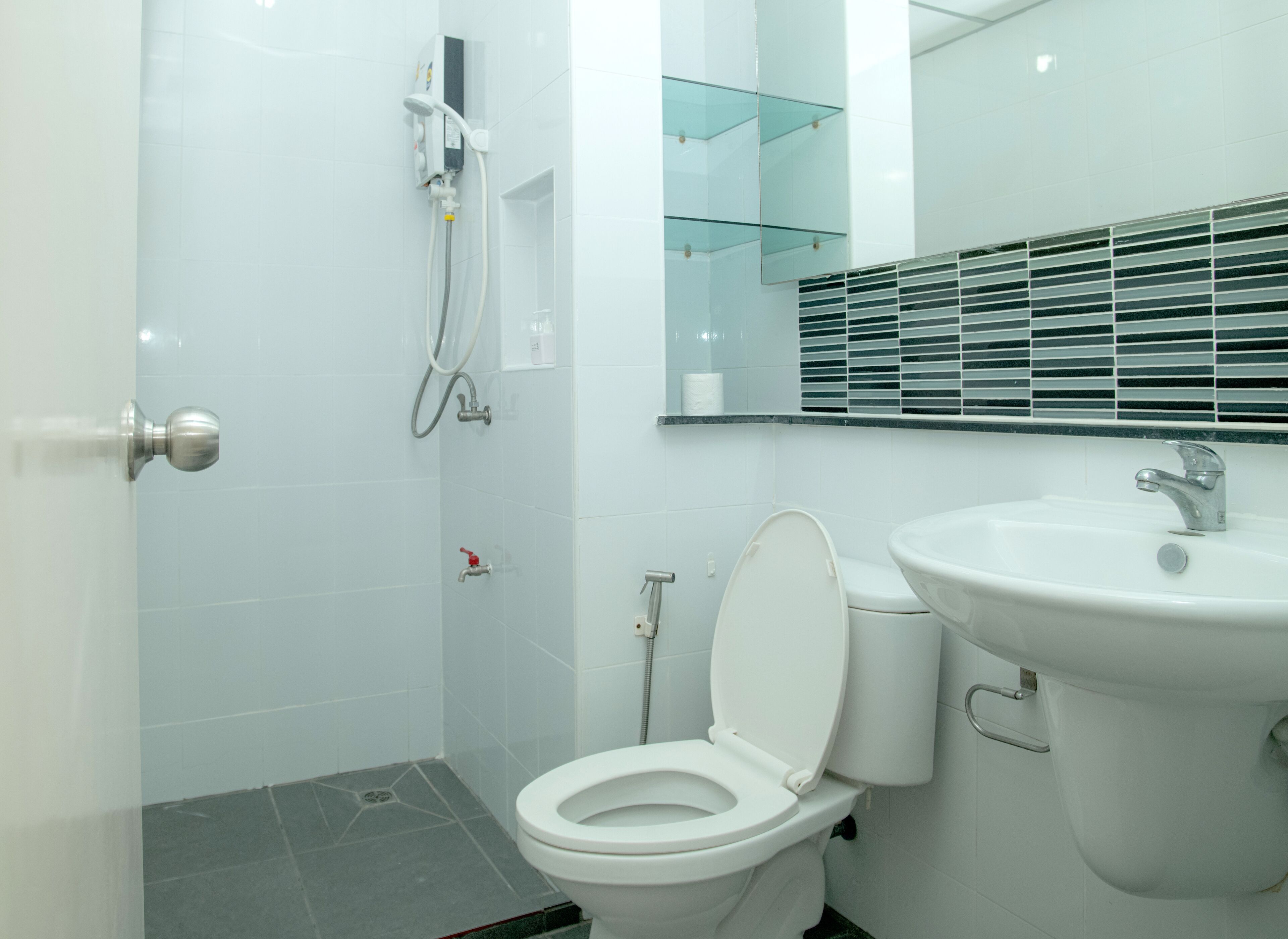 studio | bathroom | shower, free toiletries, hair dryer, towels
