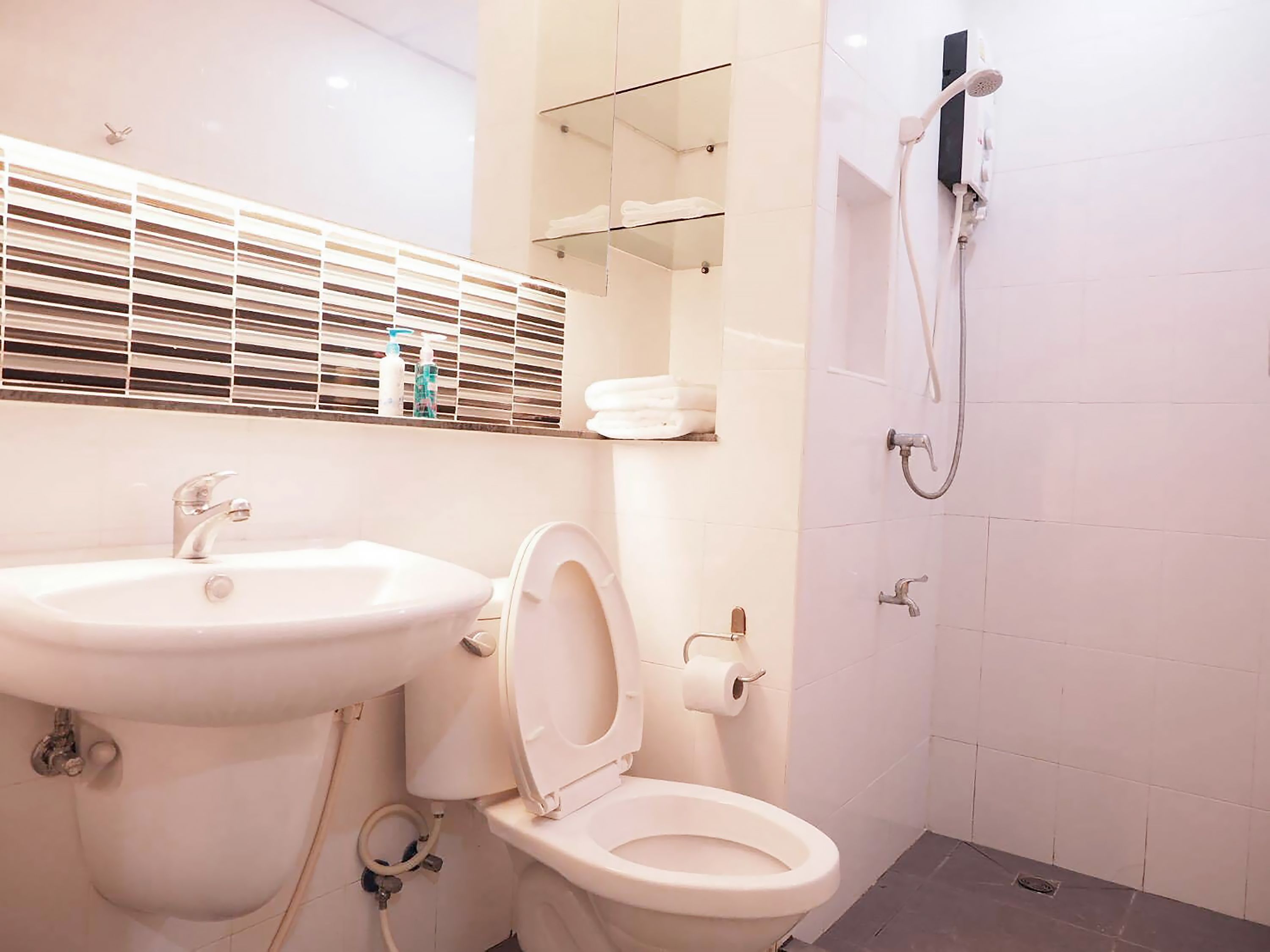 studio | bathroom | shower, free toiletries, hair dryer, towels