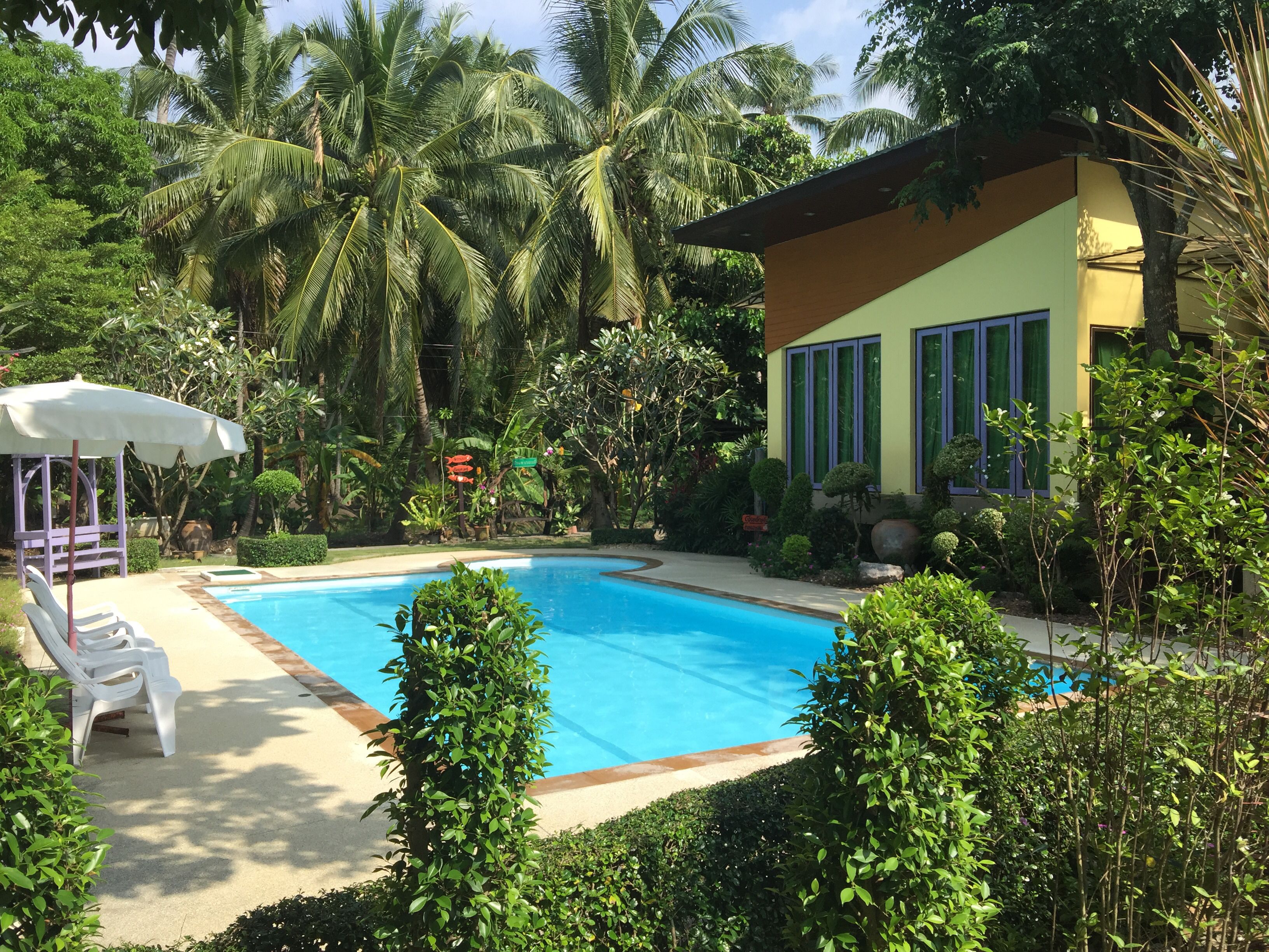 Una piscina al aire libre
