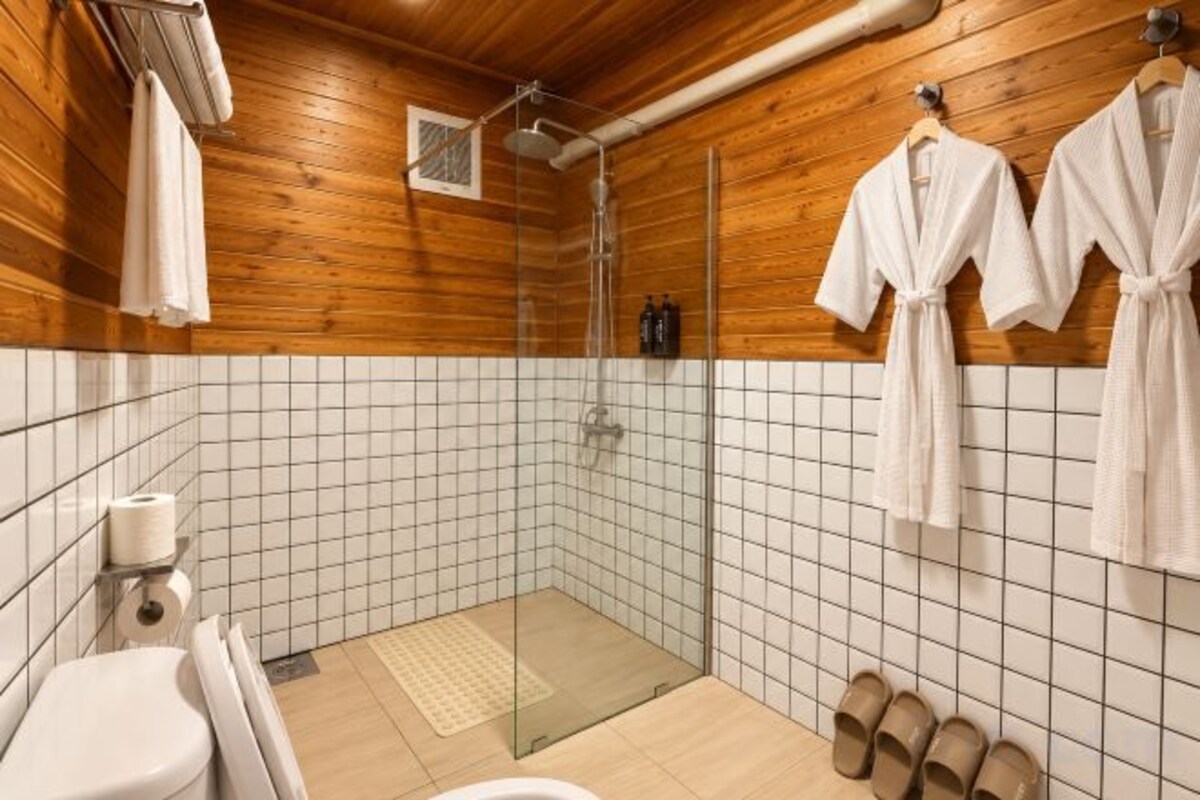 Bad | Toalettartikler (inkludert), hårføner, tøfler og håndklær