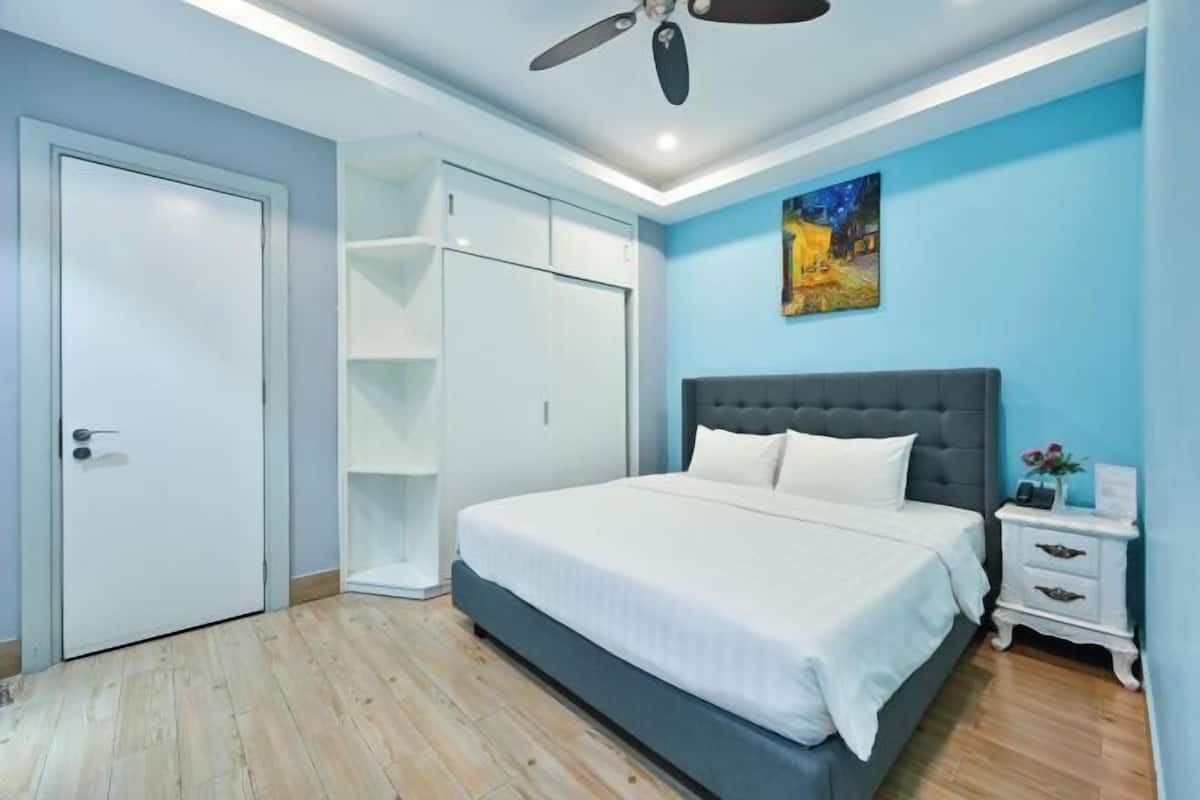 In-room safe, laptop workspace, soundproofing, free WiFi