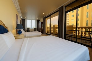 Royal-Apartment, Stadtblick (Studio, Free Daily Minibar) | Zimmersafe, laptopgeeigneter Arbeitsplatz, schallisolierte Zimmer