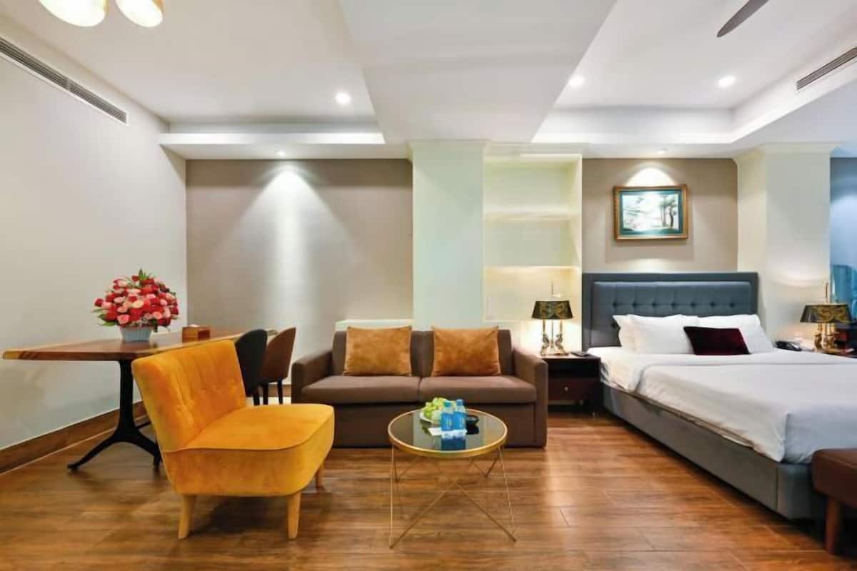 In-room safe, laptop workspace, soundproofing, free WiFi
