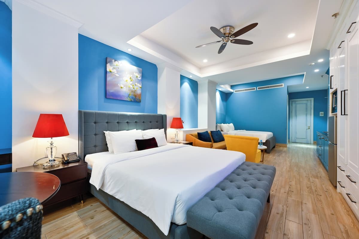 Family Studio Apartment | In-room safe, laptop workspace, soundproofing, free WiFi