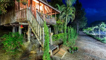 Traditional Cabin, 1 Queen Bed, Private Bathroom, Garden View | 1 bedroom, down duvets, individually decorated, blackout curtains