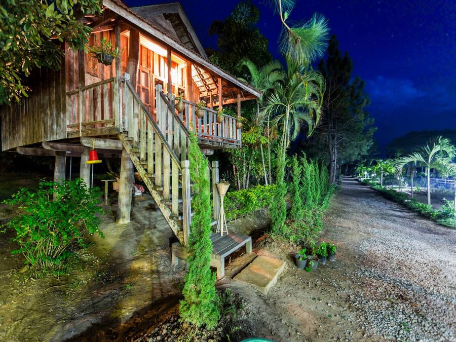 Traditional Cabin, 1 Queen Bed, Private Bathroom, Garden View | 1 bedroom, down duvets, individually decorated, blackout curtains
