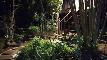 1 habitación, cubrecamas, decoración personalizada y cortinas blackout