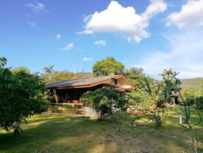 Deluxe Double Room, Refrigerator & Microwave, Garden View | 1 bilik tidur, gebar bulu kapas, dihias secara berasingan 