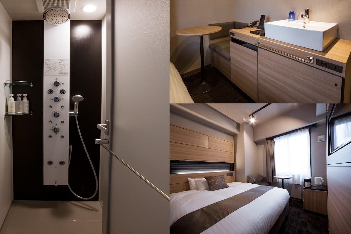 Habitación de hotel con ducha, kitchenette pequeña, cama y ventana.