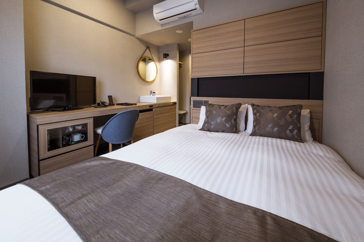 Desk, free WiFi, bed sheets