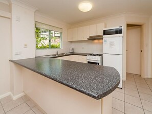 Apartment, 2 Bedrooms | Private kitchen