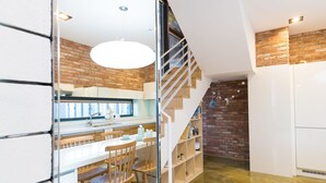 Espressomaschine, großer Kühlschrank, Mikrowelle, Ofen