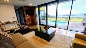 Familien-Zweibettzimmer | Wohnbereich | Flachbildfernseher