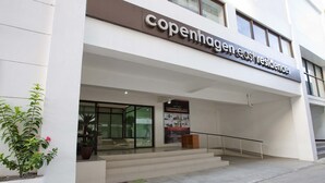 Un edificio con un cartello che riporta la scritta "Copenhagen East Residences".