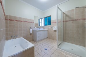 House, 4 Bedrooms | Bathroom | Combined shower/bathtub, free toiletries, hair dryer, towels - The Power House (Airlie Beach)