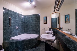 Departamento, 3 habitaciones | Baño | Tina con regadera, amenidades de baño gratuitas, secadora de cabello 