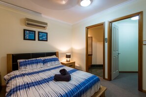 3 bedrooms, iron/ironing board - Waves (Airlie Beach)