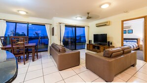 Flat-screen TV - Waves (Airlie Beach)