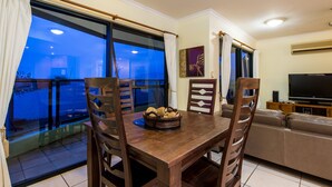 Dining - Waves (Airlie Beach)
