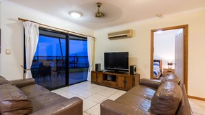 Flat-screen TV - Waves (Airlie Beach)