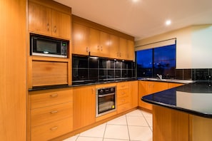 Apartment, 3 Bedrooms | Private kitchen