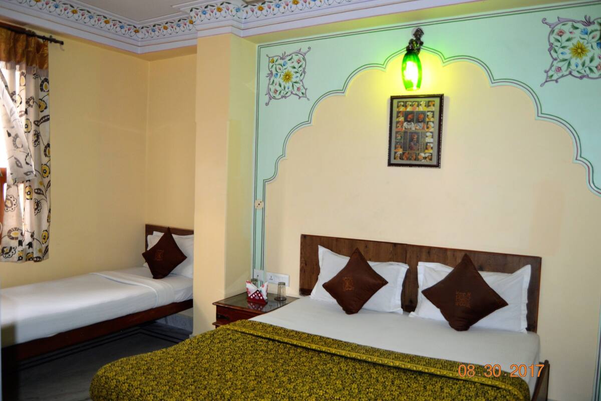 Desk, rollaway beds, free WiFi