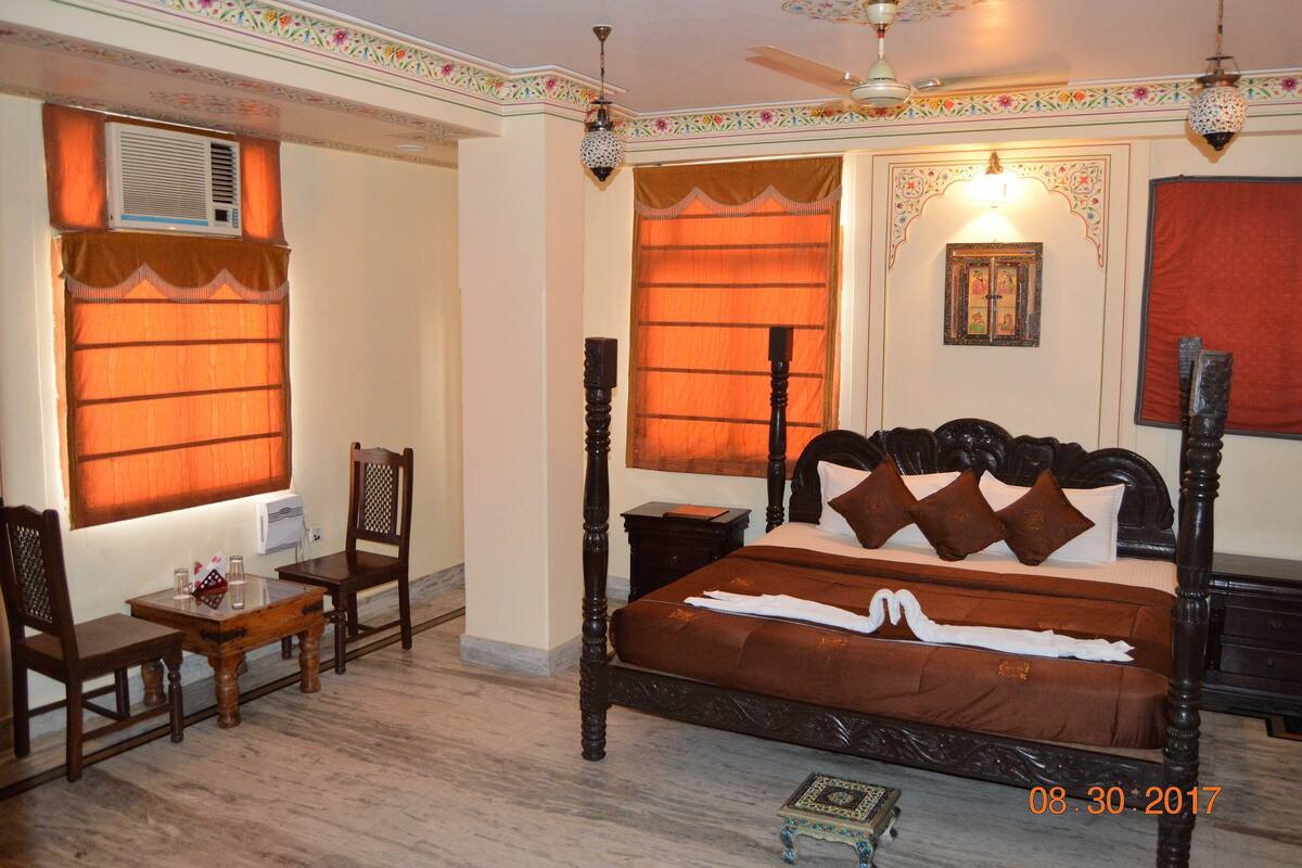 Desk, rollaway beds, free WiFi