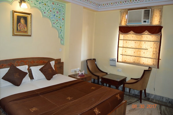 Desk, rollaway beds, free WiFi