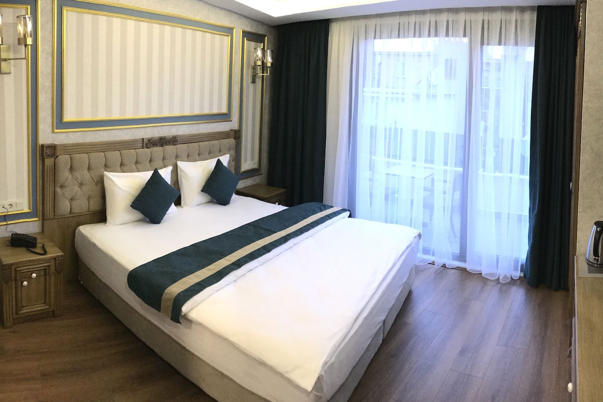 Premium bedding, in-room safe, desk, blackout drapes
