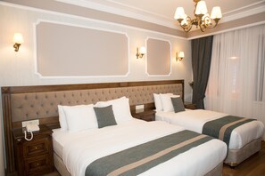 Familienzimmer | Hochwertige Bettwaren, Zimmersafe, individuell dekoriert, Schreibtisch