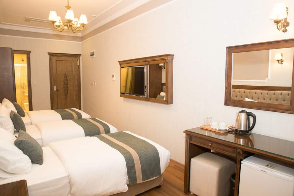 Economy driepersoonskamer | Luxe beddengoed, een kluis op de kamer, individueel gedecoreerd