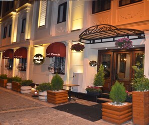 Fassade der Unterkunft – Abend/Nacht