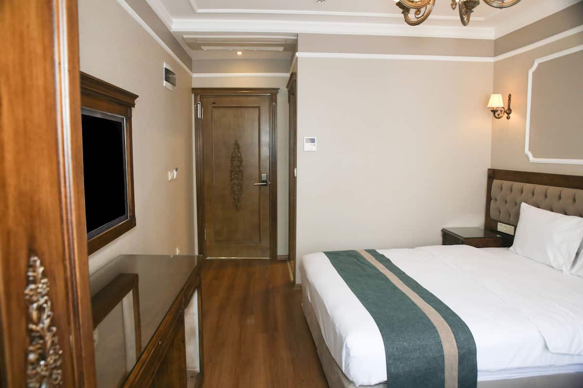 Economy tweepersoonskamer, 1 queensize bed | Luxe beddengoed, een kluis op de kamer, individueel gedecoreerd
