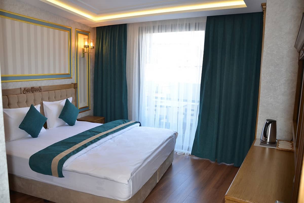 Superior Double Room with Balcony | Luxe beddengoed, een kluis op de kamer, individueel gedecoreerd